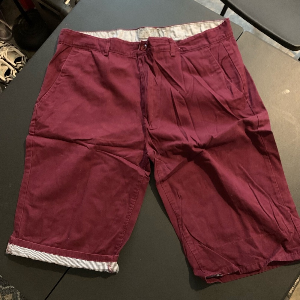 Urban City Burgundy Shorts // SIZE : 40